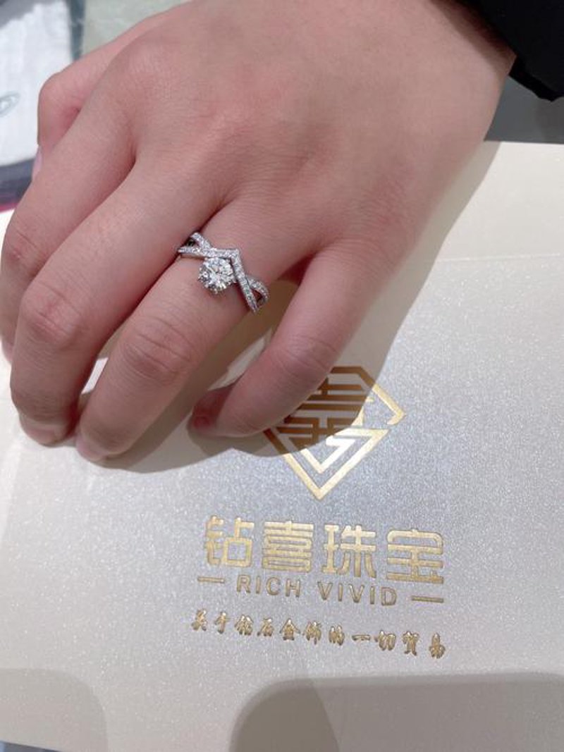 钻石戒指：永恒的光芒与爱情的见证